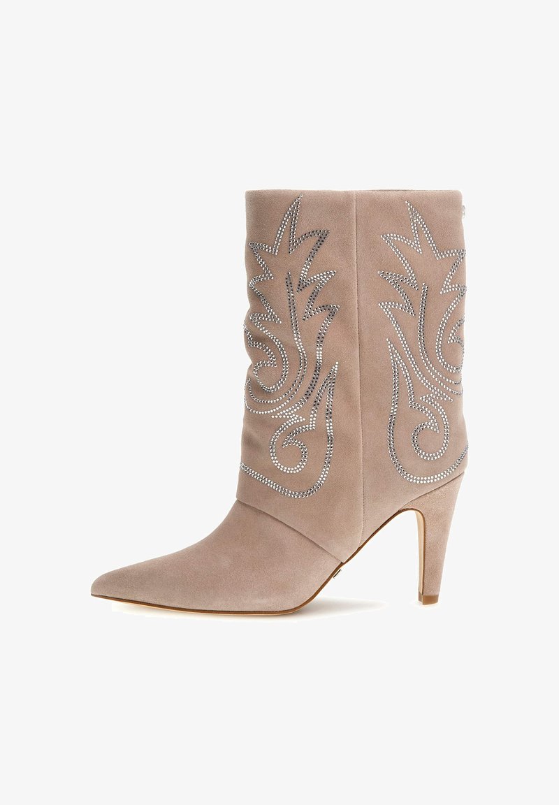 Bež sametist kontsaga boot, terava varba ja 3,5-tollise stiletto kontsaga. Välisküljel on keerukad hõbedased rhinestone disainid.