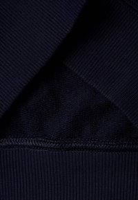 Námořnická mikina z látky s strukturovaným povrchem, s měkkou froté podšívkou. Švy podél okrajů s hladkým, elastickým tkaním.