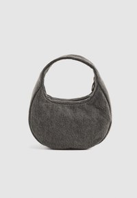 Graue Stoffhandtasche mit runder Form und einem einzigen Griff. Die Textur ist weich mit einem dezenten Muster. Mit Reißverschluss oben.