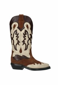 Braune und beigefarbene Leder-Cowboystiefel mit aufwendiger Stickerei, spitzer Zehenpartie und kräftigem Absatz. Wildlederakzente und dekorative Aussparungen.