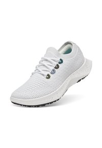 Baskets blanches avec une empeigne en maille texturée, lacets ronds et œillets colorés. Elles présentent une semelle blanche mouchetée avec un dessous en caoutchouc noir.