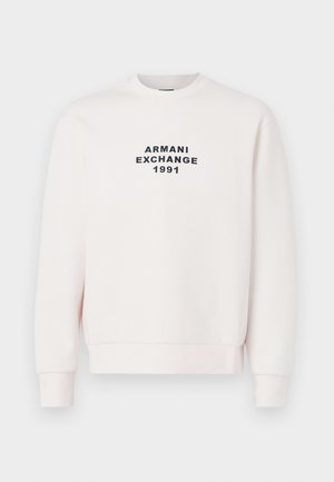 Sweatshirt rose à col rond, à manches longues et avec des poignets côtelés. Porte l'inscription "ARMANI EXCHANGE 1991" en noir, centrée sur le devant.