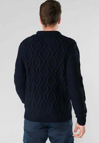 Dunkelblaues Strickpullover mit strukturiertem Kabelmuster, Rundhalsausschnitt und gerippten Bündchen und Saum. Geeignet für Freizeitkleidung.
