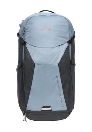 Sac à dos de randonnée bleu clair et noir avec plusieurs compartiments zippés, sangles ajustables, et logo "Vaude Trail Control 26+".