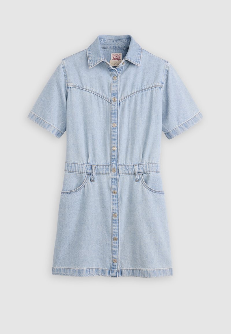 Robe courte en denim bleu clair à manches courtes, avec boutons à l'avant, col, deux poches avant et coutures décoratives sur la poitrine et la taille.