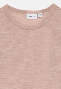 Lys rosa t-skjorte med kort erm og rund hals. Laget av myk, teksturert stoff. Merket viser merkevaren "name it" og størrelse 92 (1½–2 år).