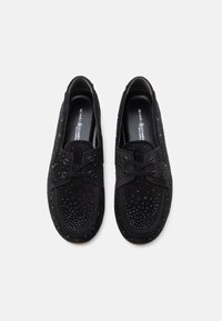 Μαύρα σουέντ παπούτσια με στρογγυλεμένη μύτη, υφασμάτινες λεπτομέρειες και διακοσμητικά καρφιά. Σχέδιο με κορδόνια και λείο εσωτερικό φόδρα.