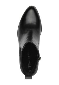 Bottine en cuir noir avec un bout pointu, fermeture éclair sur le côté et une languette à l'arrière. L'intérieur a une texture douce avec un logo visible.