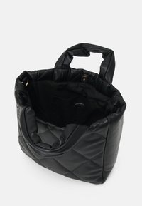 Czarna pikowana torebka o miękkiej skórzanej fakturze z dwoma krótkimi uchwytami, wyposażona w przestronne wnętrze wyłożone tkaniną oraz metkę z logo.