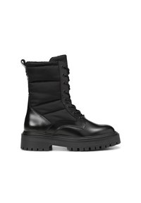 Černé šněrovací boty s kombinací hladké kůže a prošívaného nylonu. Robustní podešev s výrazným vzorem pro trakci, s poutkem pro snadné nazouvání.