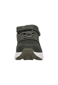 Grå träningsskor med meshpaneler, gröna detaljer, en kardborreband och en strukturerad sula i vitt och grått gummi.