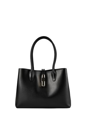 Schwarze Lederhandtasche mit zwei langen Henkeln und einem silbernen Verschluss in der Mitte vorne vor weißem Hintergrund.