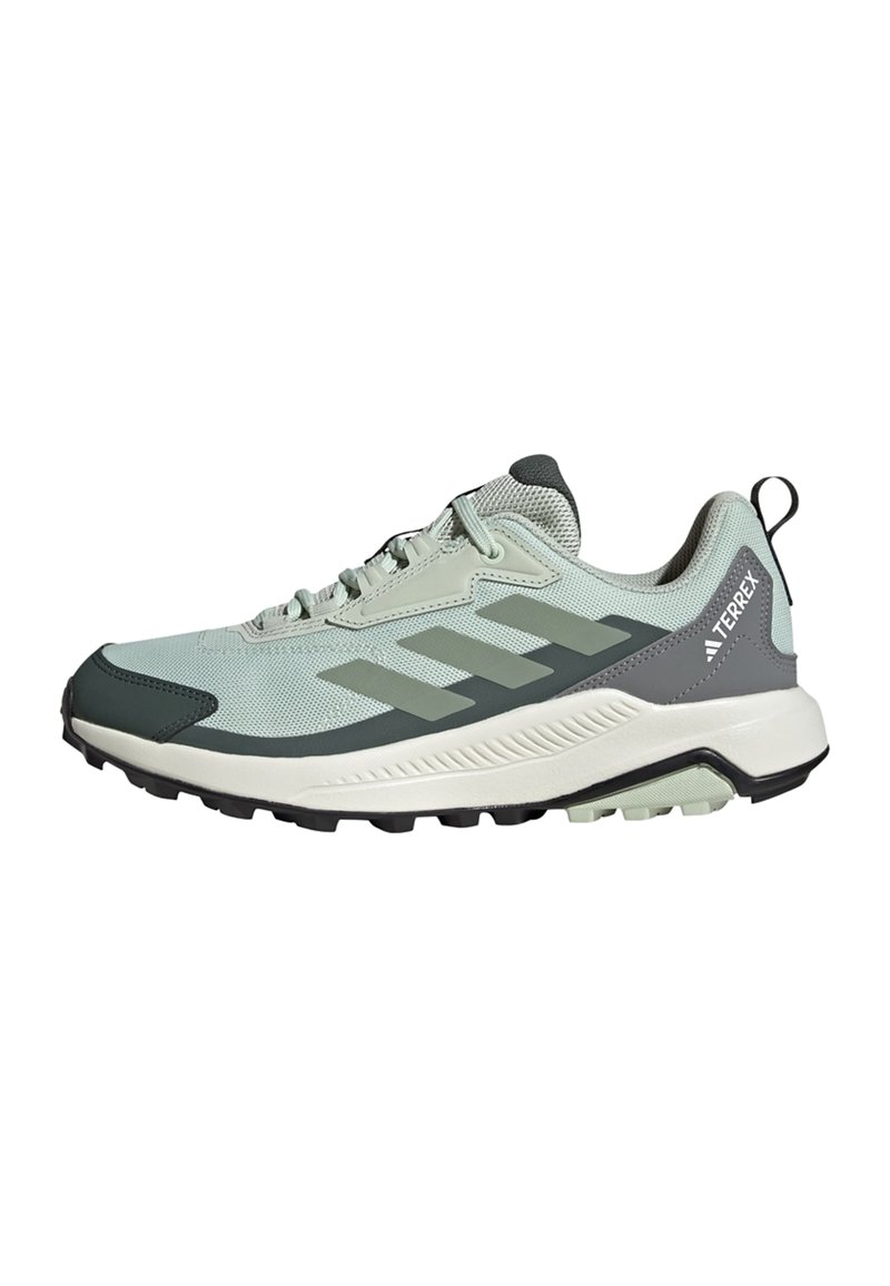 Baskets de sport vert clair avec des accents gris, tige en maille, semelle en caoutchouc, semelle intermédiaire avec amorti et logo sur l'onglet du talon.