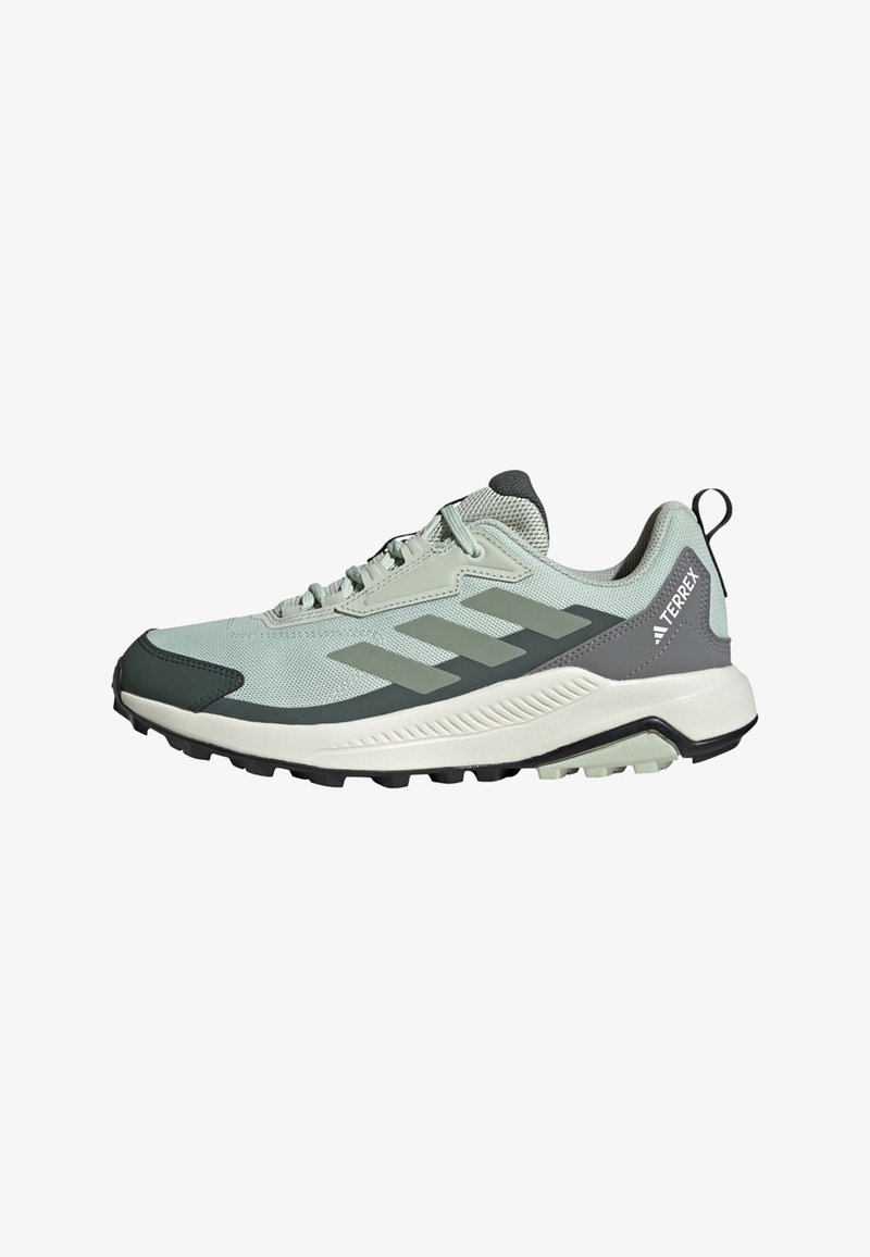 Scarpa da ginnastica verde chiaro con accenti grigi, tomaia in rete, suola in gomma, intersuola ammortizzata e logo sul tab del tallone.
