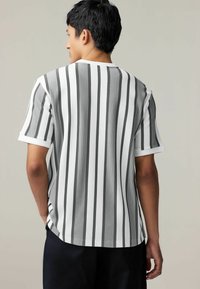 Next REGULAR FIT - VERTICAL STRIPE - T-shirts print - grey white