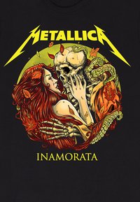 Černé tričko s žlutým nápisem "METALLICA", grafikou ženy s červenými vlasy, lebkou a designem chobotnice, s listy v jasných barvách.