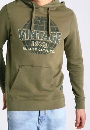 Olivgrön huvtröja med kängurutaske, prydd med en globgrafik och texten "VINTAGE 1975 RUGGED CLTH CO" i fet stil. Tillverkad av bomull.