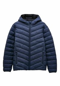 Marineblå pufferjakke med et chevronmønster, hætte, frontlynlås og to lynlåslommer på siden. Fremstillet af quiltet, letvægtigt stof.