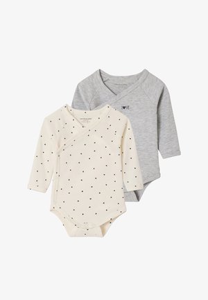 Zwei langärmlige Babybodys, einer cremefarben mit kleinen schwarzen Herzen, der andere hellgrau mit dem Schriftzug "LOVE" auf der Brust.