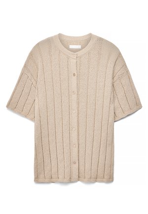 Beige gebreid vest met korte mouwen, verticale ribbels en een knoopsluiting aan de voorkant, met een ronde halslijn.