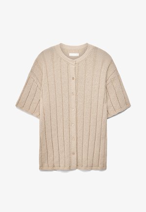 Beige gebreid vest met korte mouwen, verticale ribbels en een knoopsluiting aan de voorkant, met een ronde halslijn.