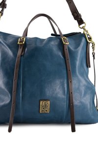 Blaues Lederhandtasche mit braunen Ledergriffen und Hardware in Goldton. Verfügt über ein Front-Logo-Patch und eine weiche, strukturierte Oberfläche.