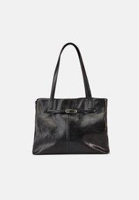 Črna torba za čez ramo iz usnja z dvema naramnicama, tankim vodoravnim sponko in gladkim, rahlo sijočim zaključkom.