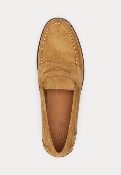 Tobaksfarvet ruskindloafers med topstikdetaljer og en lædersål med Polo Ralph Lauren-logo, set ovenfra.