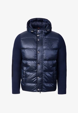 Chaqueta acolchada azul marino con capucha, parte delantera acolchada brillante, mangas de punto acanalado, bolsillos delanteros y detalles de herrajes plateados.