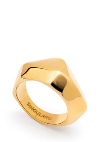 Anillo geométrico de oro con una superficie lisa y pulida, que presenta un diseño angular único y una marca grabada en el interior de la banda.