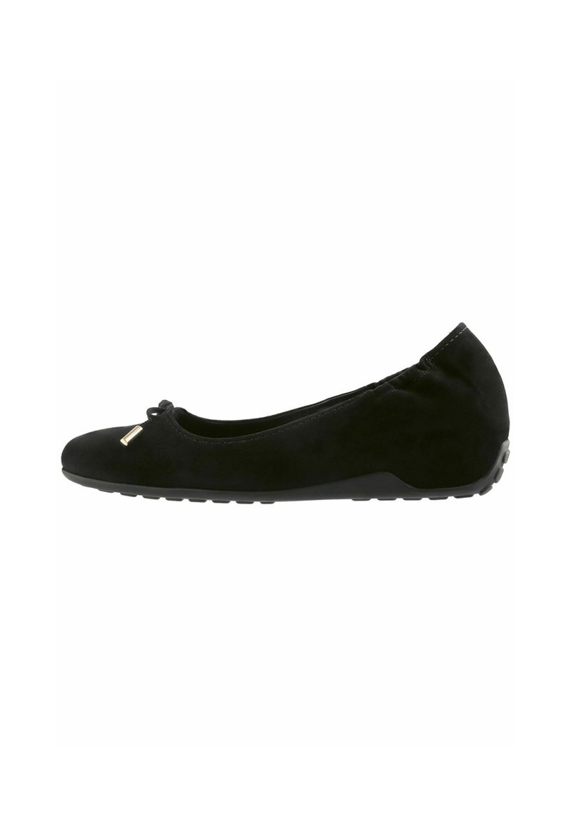 Ballerine noire en suède, à bout rond, avec un petit nœud décoratif et un subtil accent doré. Semelle en caoutchouc flexible pour un confort léger.