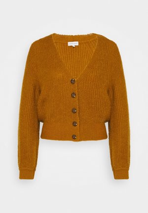 Cárdigan de punto color mostaza con mangas largas, cuello en V, puños y dobladillo acanalados, y cinco botones marrones en la parte delantera.