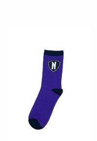 Calcetín morado con acentos en azul marino, que presenta un logo de escudo con una "N" en el lateral. Fabricado en una tela suave, diseño hasta la rodilla.