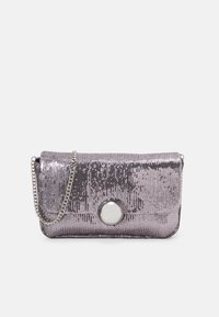 Borsa a pochette in paillettes viola lucido con design piegato, dettaglio hardware circolare in argento e tracolla in argento. Texture liscia.