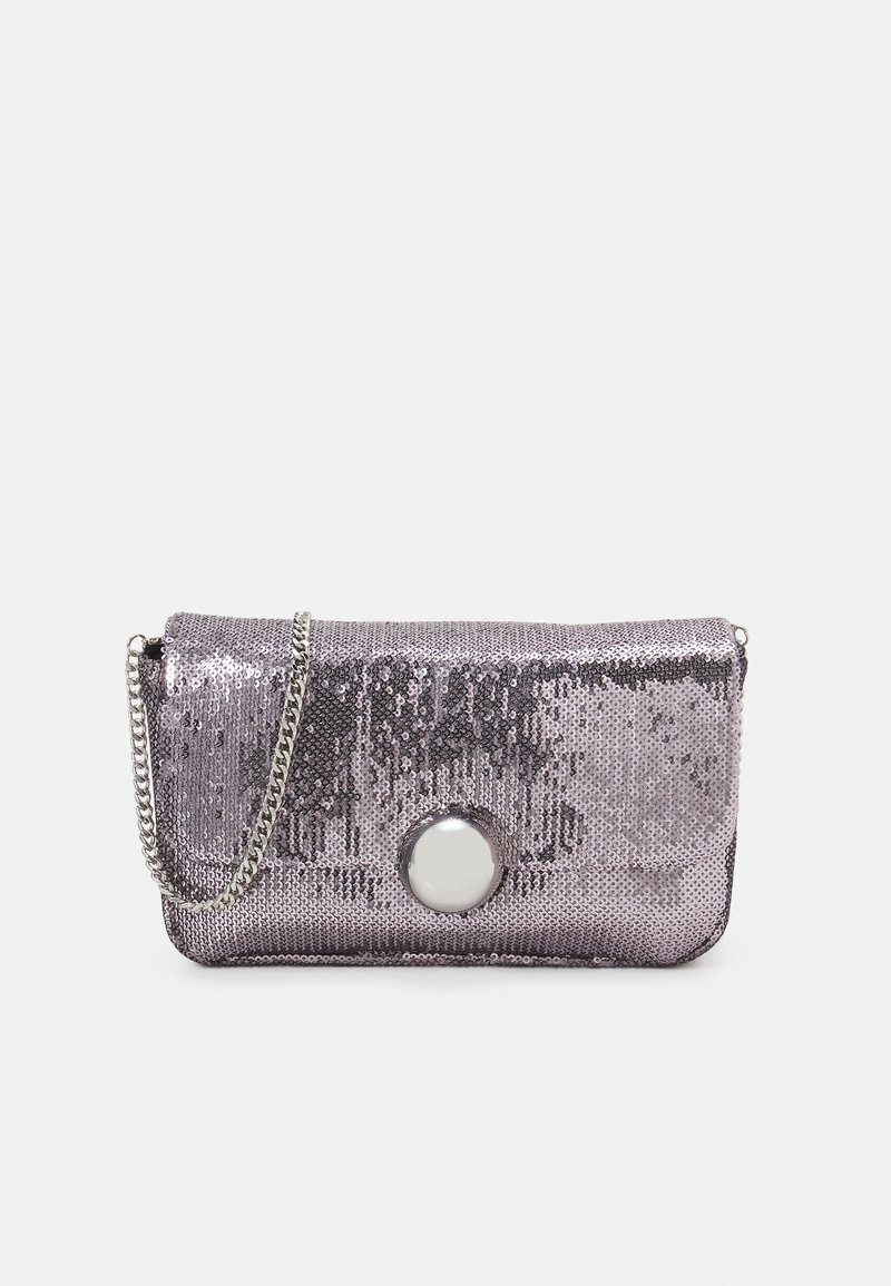 Borsa a pochette in paillettes viola lucido con design piegato, dettaglio hardware circolare in argento e tracolla in argento. Texture liscia.