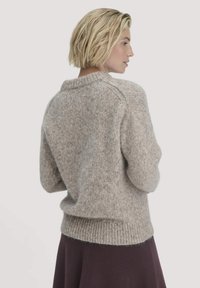 Hellgrauer Strickpullover aus weichem Stoff, mit geripptem Saum und Bündchen, Rundhalsausschnitt und lockerer Passform.