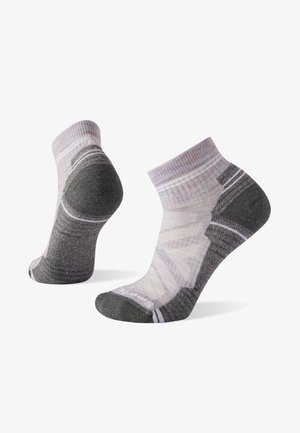 Chaussettes de cheville grises et violettes claires à motif, dotées d'un talon et d'un bout renforcés, d'une texture lisse et de rayures contrastantes sur la bordure.