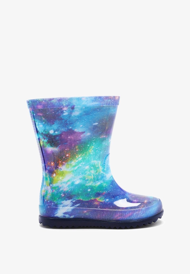 Bottes de pluie enfant avec imprimé galaxie en tons de bleu, violet et vert, dotées d'une semelle noire rainurée pour une bonne adhérence.