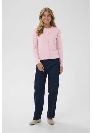Hellrosa Knopf-Cardigan, lange Ärmel, weiche Textur. Kombiniert mit dunkelblauen Jeans und beigen Slippern mit dekorativen Akzenten.