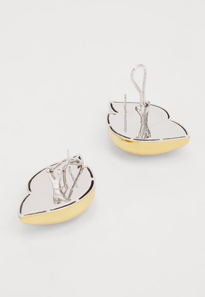 Boucles d'oreilles en argent et en or en forme de feuilles avec une finition polie. Présentent un design à crochet et un dessous jaune contrastant.