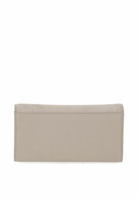 Clutch rectangular beige hecho de cuero suave con parte superior de ante suave. Presenta costuras tonales, sin hardware visible y un diseño limpio.