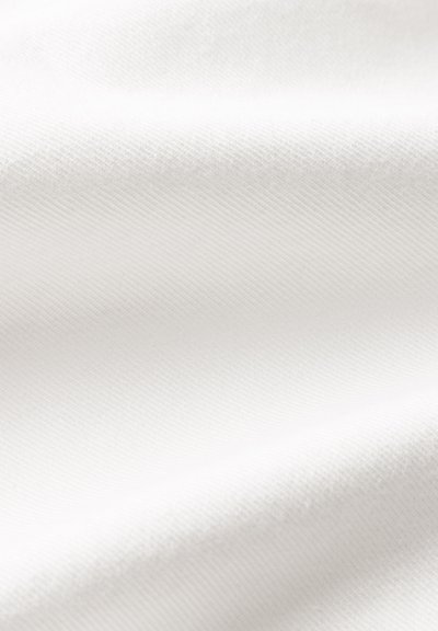 Tela de algodón blanca con un sutil patrón texturizado, mostrando superficies suaves y lisas, así como pliegues delicados. Adecuada para diversas aplicaciones textiles.