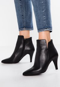 KIOMI Stövletter - black