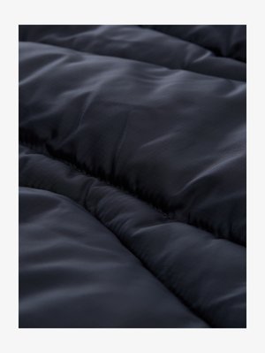 Tela aislante azul marino con una textura suave, con secciones acolchadas y patrones lineales sutiles para un detalle adicional.