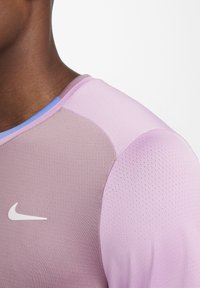 Nike Performance ADVTG - Tekninen t-paita - plum dust beyond pink royal pulse white