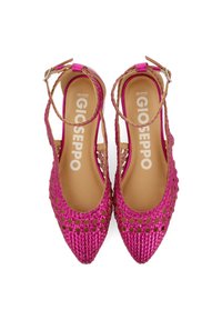 Zapatos slingback tejidos en fucsia con punta afilada y tira en el tobillo. Presentan un diseño con cortes y un patrón texturizado en la parte superior.