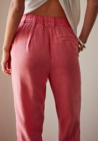 Next REGULAR FIT - Pantalon classique - pink