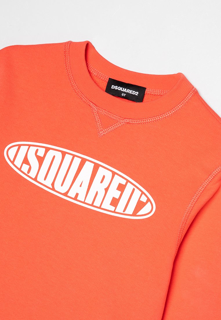 Felpa arancione in cotone con colletto rotondo, caratterizzata da un logo ovale bianco con il testo "DSQUARED2" in carattere grassetto.