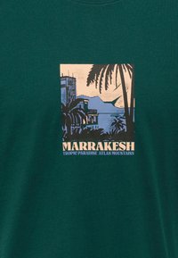 Only & Sons BEANE RHABA KURZARMSHIRT - T-Shirt print - dunkelgrün