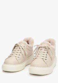Hellrosa Sneakers mit texturierter Oberfläche, weichem Innenfutter und weißer Gummisohle. Mit abgerundetem Zehenbereich und silbernen Ösen für die Schnürsenkel.